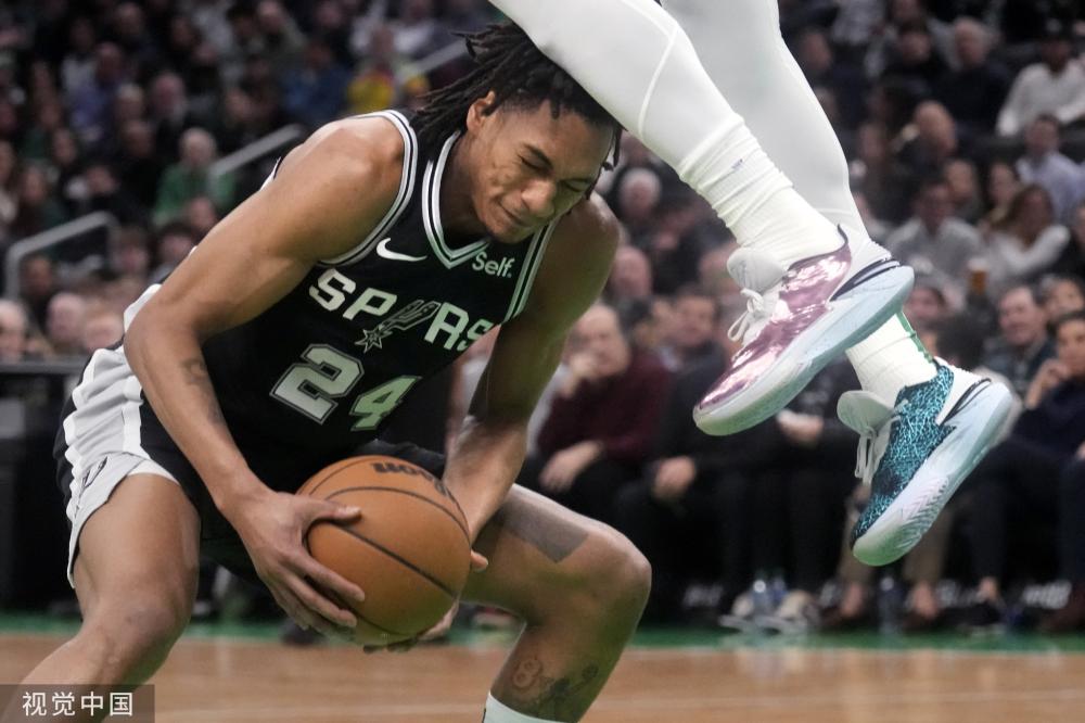 横滨水手官方：外援基尼奥内斯腘绳肌撕裂，预计将缺席3个月.